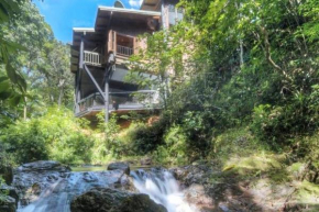 BUTTERFLY BEND - 3 Bedroom Daintree Beach House